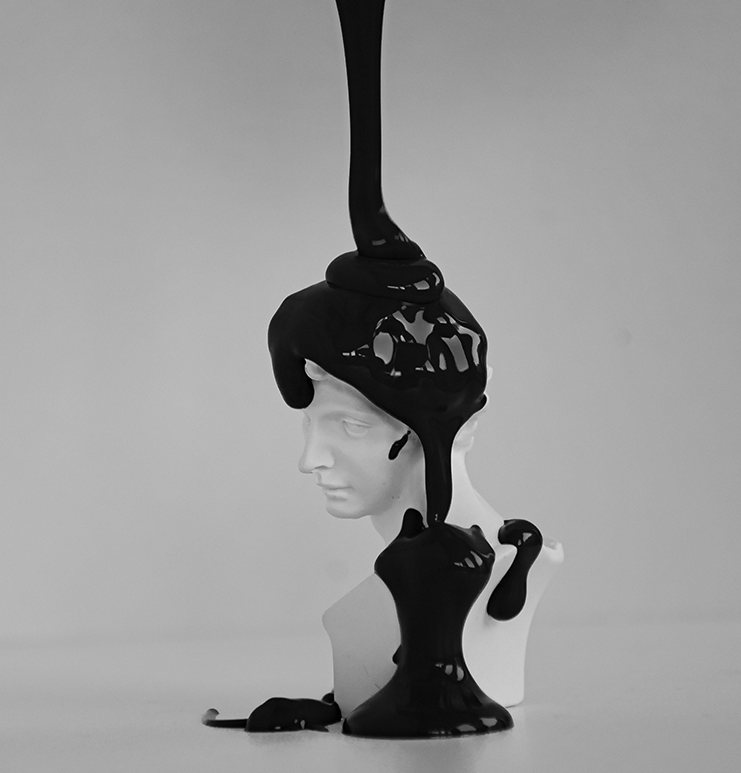 Tête blanche en céramique, recouverte de peinture noire, créant une illusion visuelle pour le cabinet integral