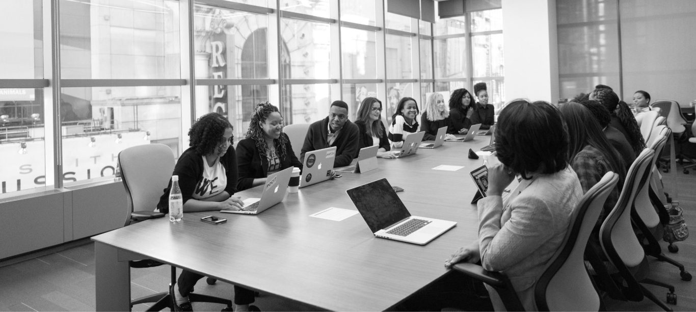 Réunion de groupe au cabinet integral - expert comptable  à Grenoble - autour d'une grande table, participants en discussion.